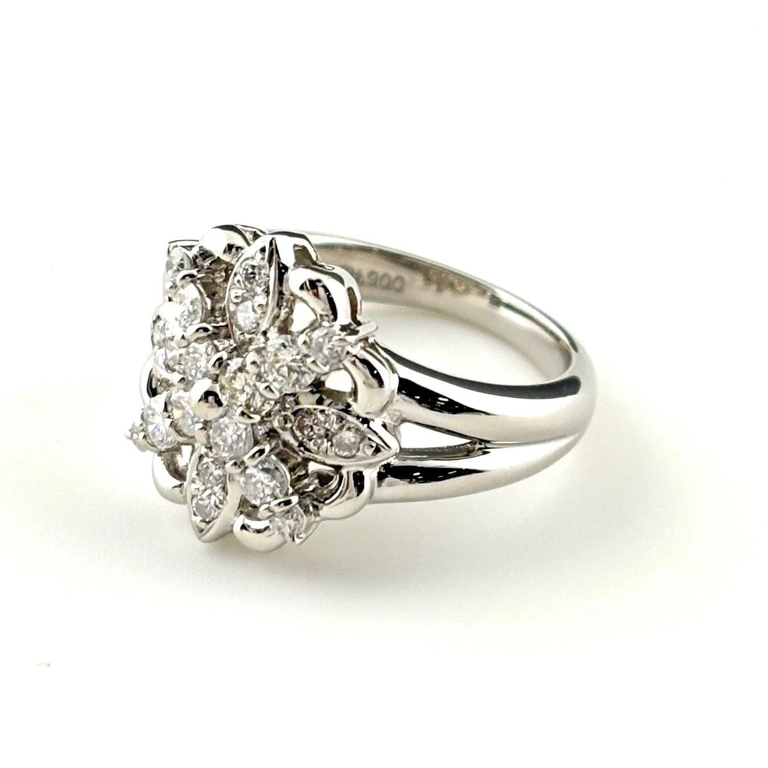 MELEE DIAMOND DESIGN RING PLATINUM: Melee diamond design Ring Platinum Brand: Unbranded Type: Ring Material: Pt900, Color: Platinum Size: US 4.5 to 5 Accessories: None Accessories Notice: When purchasing pre-owned goods, ple