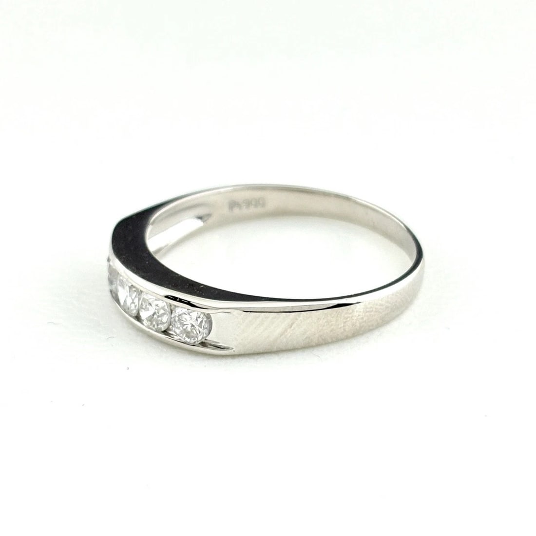 MELEE DIAMOND DESIGN RING PLATINUM: Melee diamond design Ring Platinum Brand: Unbranded Type: Ring Material: Pt900, Color: Platinum Size: US 7.5 to 8 Accessories: None Accessories Notice: When purchasing pre-owned goods, ple