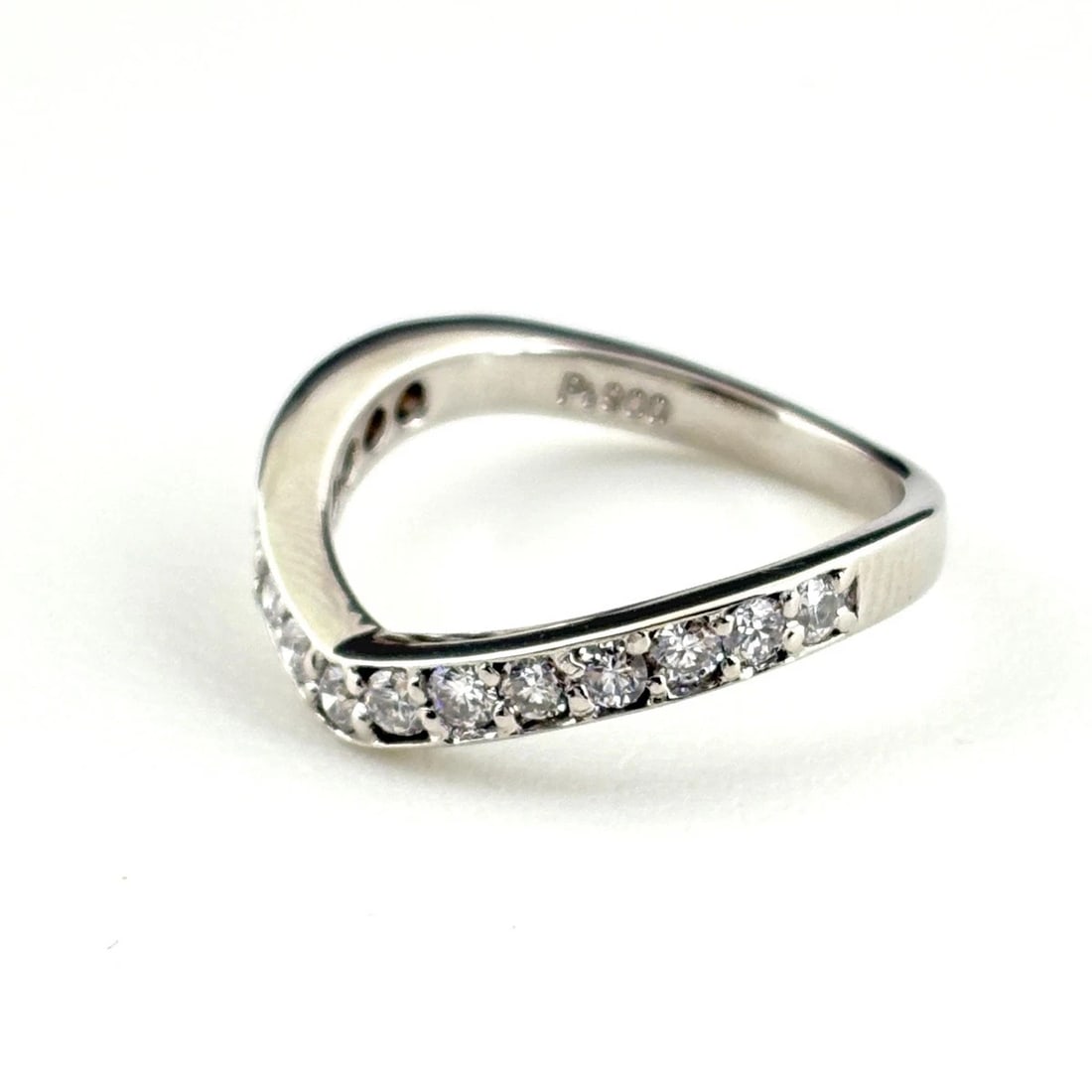 MELEE DIAMOND DESIGN RING PLATINUM: Melee diamond design Ring Platinum Brand: Unbranded Type: Ring Material: Pt900, Color: Platinum Size: US 6 Accessories: None Accessories Notice: When purchasing pre-owned goods, please refer