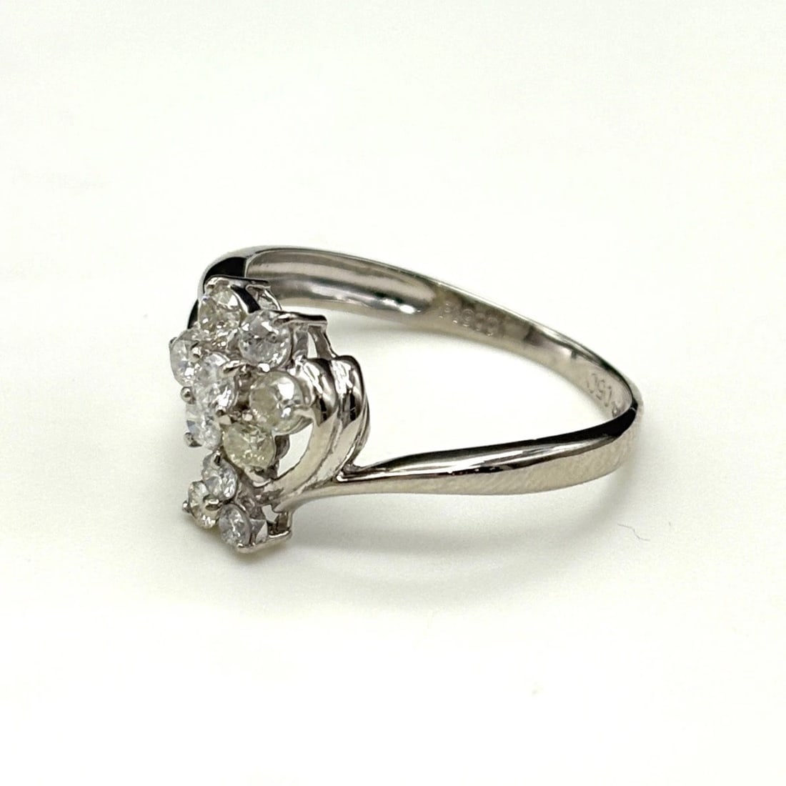 MELEE DIAMOND DESIGN RING PLATINUM: Melee diamond design Ring Platinum Brand: Unbranded Type: Ring Material: Pt900, Color: Platinum Size: US 6.5 to 7 Accessories: None Accessories Notice: When purchasing pre-owned goods, please