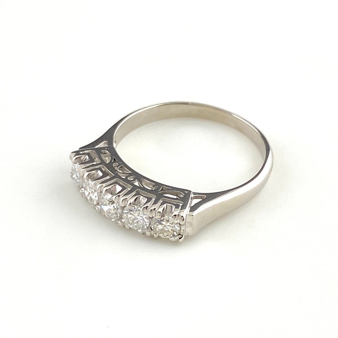 MELEE DIAMOND DESIGN RING PLATINUM: Melee diamond design Ring Platinum Brand: Unbranded Type: Ring Material: Pt900, Color: Platinum Size: US 6.5 to 7 Accessories: None Accessories Notice: When purchasing pre-owned goods, ple