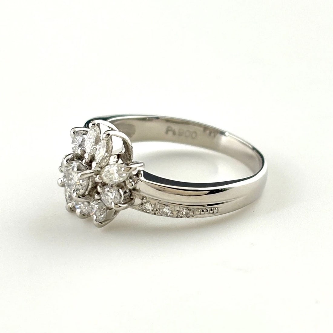 MELEE DIAMOND DESIGN RING PLATINUM: Melee diamond design Ring Platinum Brand: Unbranded Type: Ring Material: Pt900, Color: Platinum Size: US 6.5 to 7 Accessories: None Accessories Notice: When purchasing pre-owned goods, please