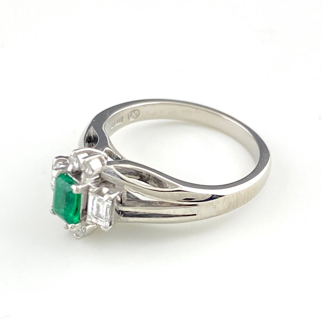 EMERALD DESIGN RING PLATINUM RING: emerald design Ring Platinum ring Brand: Unbranded Type: Ring Material: Pt900, Main Stone/Creation Emerald diamond Color: Platinum Size: US 6 Accessories: None Accessories Notice: When pur