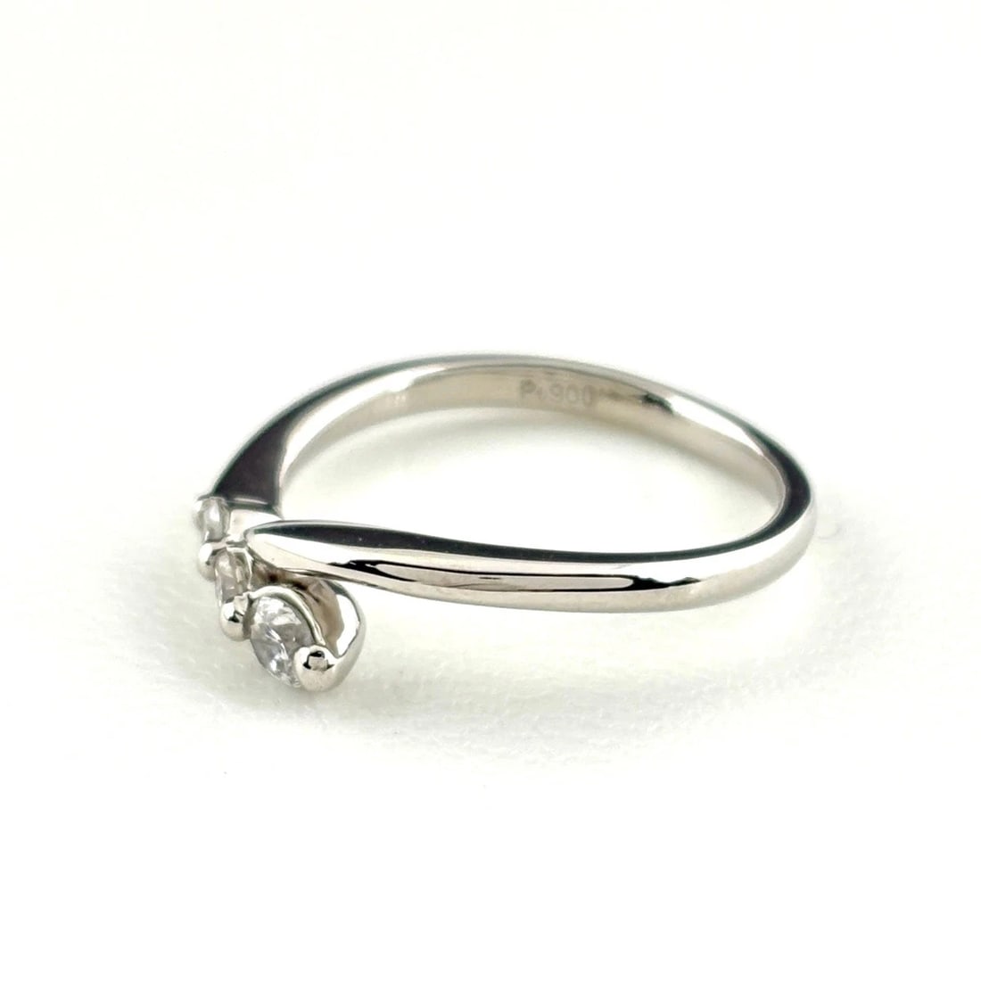 MELEE DIAMOND DESIGN RING PLATINUM: Melee diamond design Ring Platinum Brand: Unbranded Type: Ring Material: Pt900, Color: Platinum Size: US 5 Accessories: None Accessories Notice: When purchasing pre-owned goods, please ref