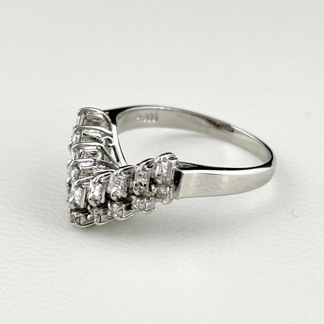 MELEE DIAMOND DESIGN RING PLATINUM: Melee diamond design Ring Platinum Brand: Unbranded Type: Ring Material: Pt900, Color: Platinum Size: US 5 Accessories: None Accessories Notice: When purchasing pre-owned goods, please ref