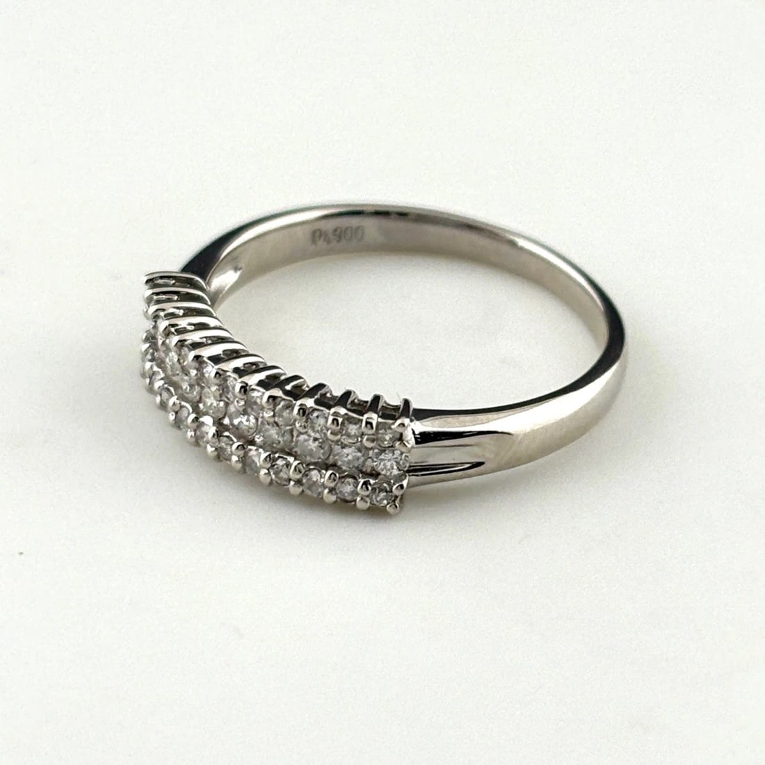 MELEE DIAMOND DESIGN RING PLATINUM: Melee diamond design Ring Platinum Brand: Unbranded Type: Ring Material: Pt900, Color: Platinum Size: US 6.5 to 7 Accessories: None Accessories Notice: When purchasing pre-owned goods, ple