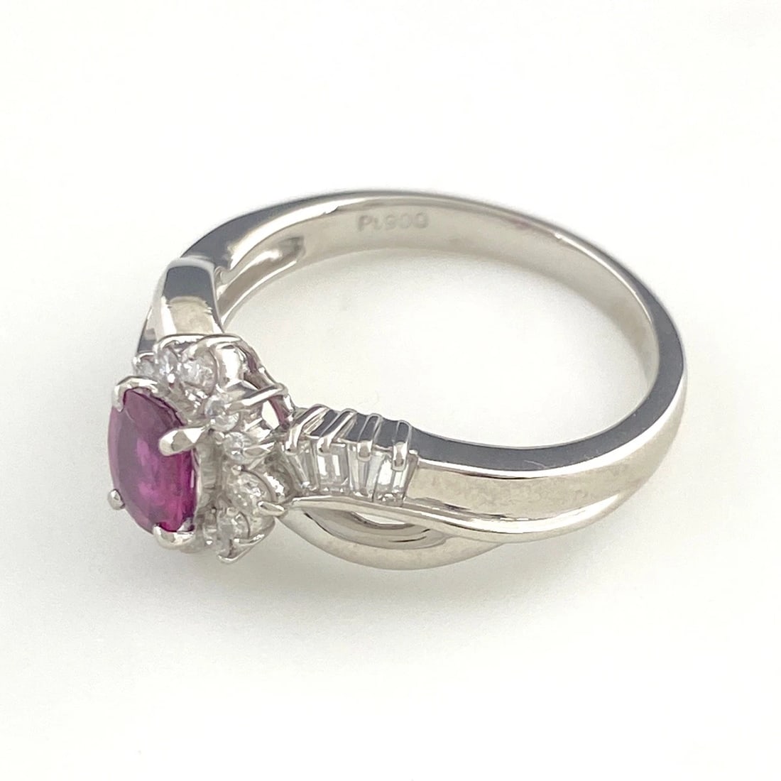 RUBY DESIGN RING PLATINUM MELEE DIAMOND: ruby design Ring Platinum Melee diamond Brand: Unbranded Type: Ring Material: Pt900, Color: Platinum Size: US 6 Accessories: None Accessories Notice: When purchasing pre-owned goods, pleas
