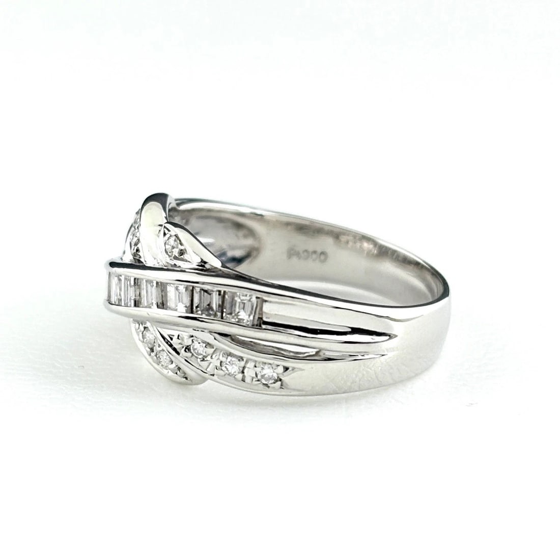 MELEE DIAMOND DESIGN RING PLATINUM: Melee diamond design Ring Platinum Brand: Unbranded Type: Ring Material: Pt900, Color: Platinum Size: US 7.5 to 8 Accessories: None Accessories Notice: When purchasing pre-owned goods, please