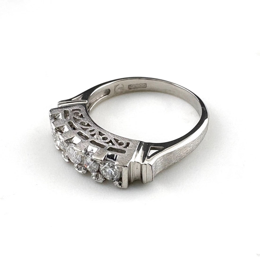 MELEE DIAMOND DESIGN RING PLATINUM: Melee diamond design Ring Platinum Brand: Unbranded Type: Ring Material: Pt900, Color: Platinum Size: US 5 to 5.5 Accessories: None Accessories Notice: When purchasing pre-owned goods, ple