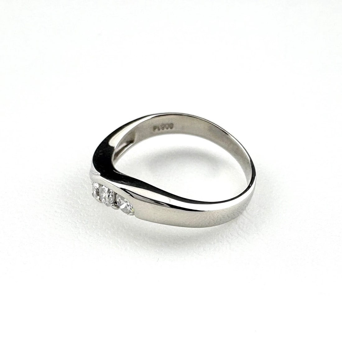 MELEE DIAMOND DESIGN RING PLATINUM: Melee diamond design Ring Platinum Brand: Unbranded Type: Ring Material: Pt900, Color: Platinum Size: US 6 to 6.5 Accessories: None Accessories Notice: When purchasing pre-owned goods, please