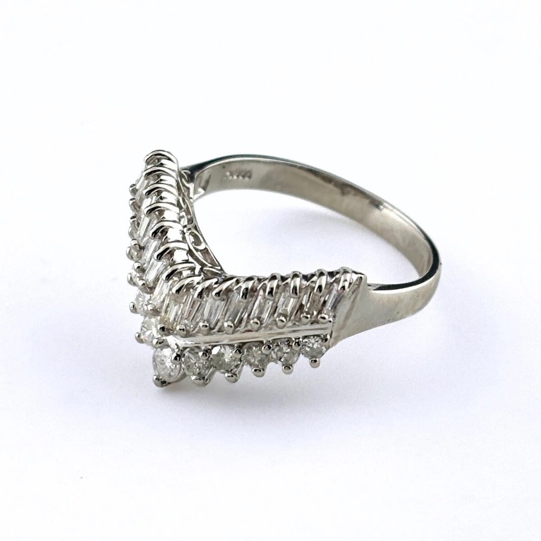 MELEE DIAMOND DESIGN RING PLATINUM: Melee diamond design Ring Platinum Brand: Unbranded Type: Ring Material: Pt900, Color: Platinum Size: US 7.5 to 8 Accessories: None Accessories Notice: When purchasing pre-owned goods, please