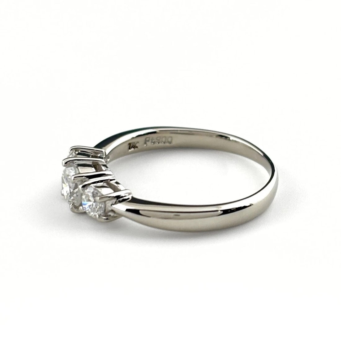 MELEE DIAMOND DESIGN RING PLATINUM: Melee diamond design Ring Platinum Brand: Unbranded Type: Ring Material: Pt900, Color: Platinum Size: US 5 Accessories: None Accessories Notice: When purchasing pre-owned goods, please refer