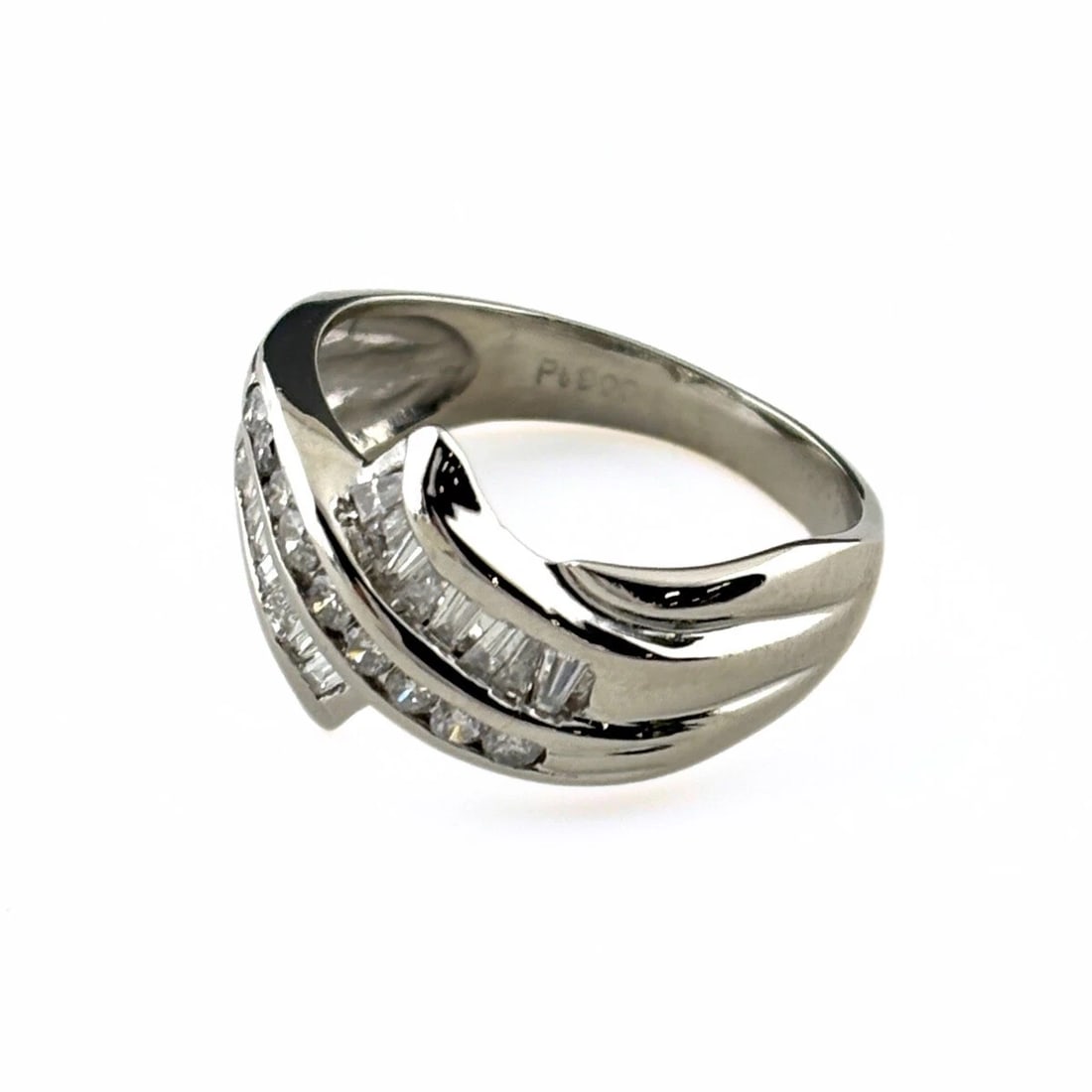 MELEE DIAMOND DESIGN RING PLATINUM: Melee diamond design Ring Platinum Brand: Unbranded Type: Ring Material: Pt900, Color: Platinum Size: US 6.5 to 7 Accessories: None Accessories Notice: When purchasing pre-owned goods, please