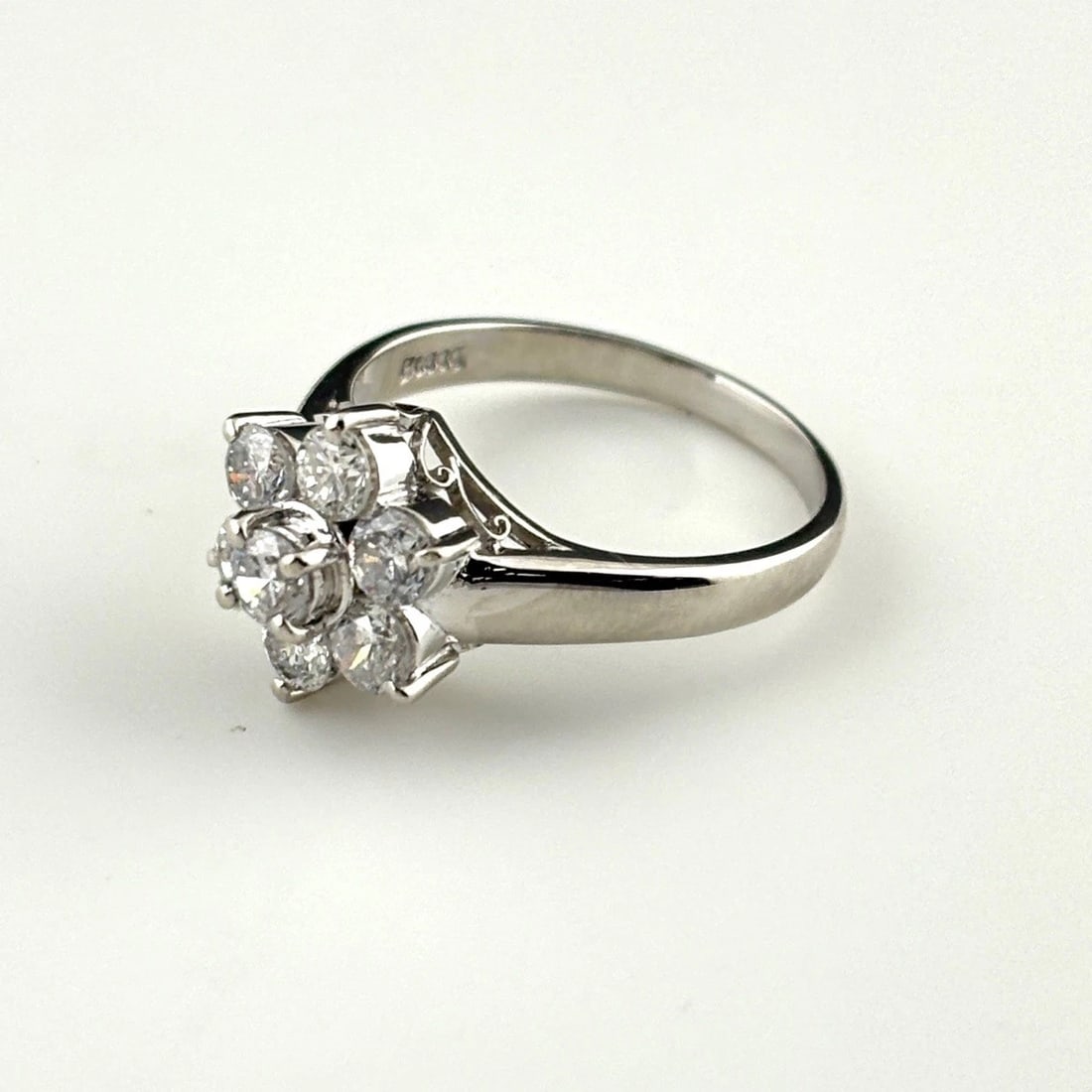 MELEE DIAMOND DESIGN RING PLATINUM: Melee diamond design Ring Platinum Brand: Unbranded Type: Ring Material: Pt900, Main Stone/Creation Natural Color: Platinum Size: US 7 to 7.5 Accessories: None Accessories Notice: When