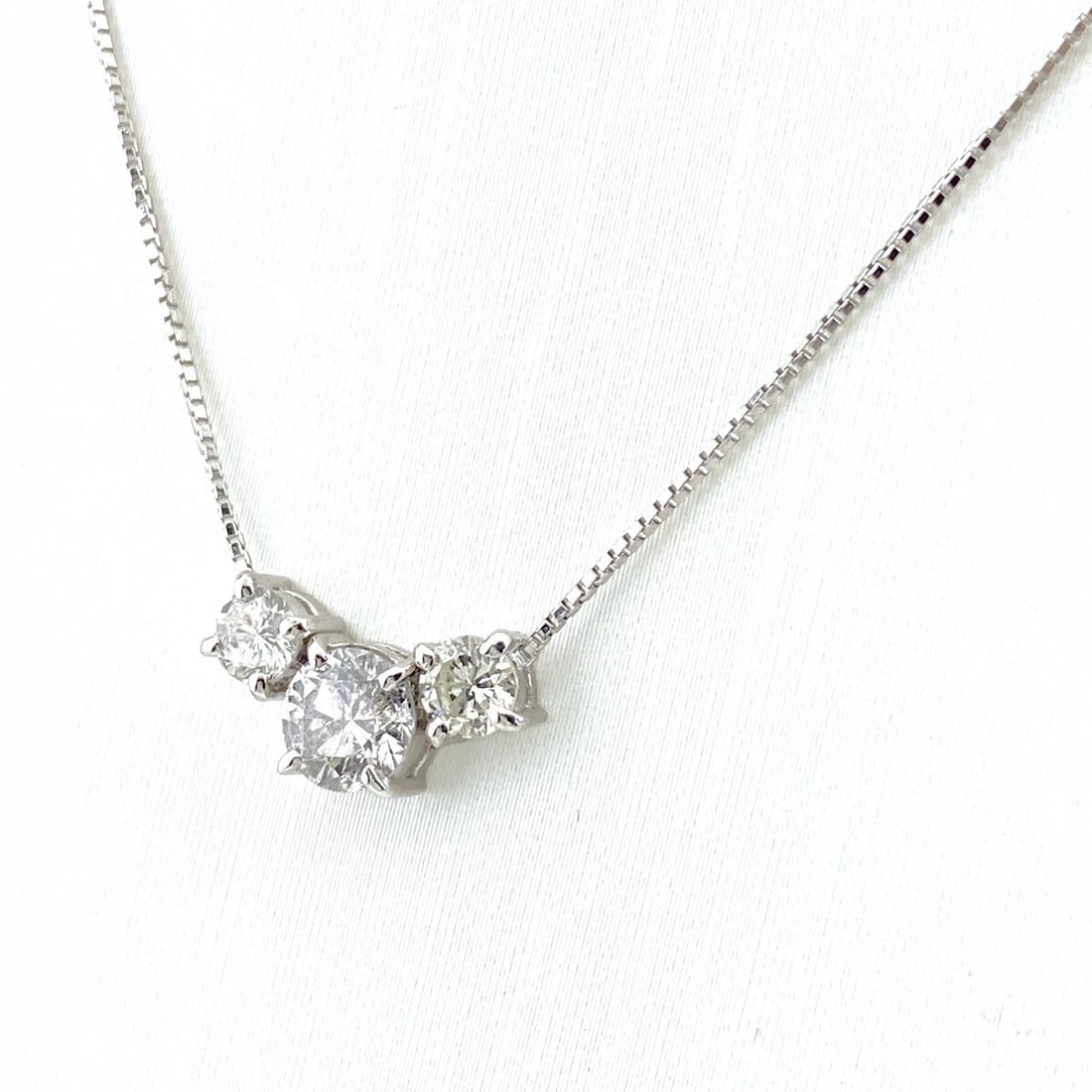 DIAMOND DESIGN NECKLACE PLATINUM PENDANT: Diamond design necklace Platinum Pendant Brand: Unbranded Type: Necklace Material: Pt900, Main Stone/Creation Natural Color: Platinum Size: Chain 40cm(15.7") Pendant size 6.8×13.3mm(0.3") 