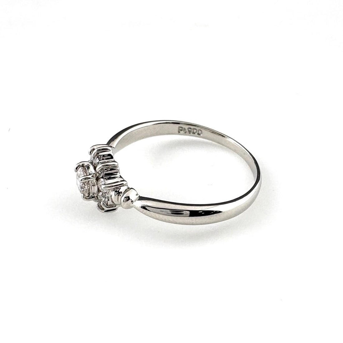 MELEE DIAMOND DESIGN RING PLATINUM: Melee diamond design Ring Platinum Brand: Unbranded Type: Ring Material: Pt900, Color: Platinum Size: US 6.5 to 7 Accessories: None Accessories Notice: When purchasing pre-owned goods, please