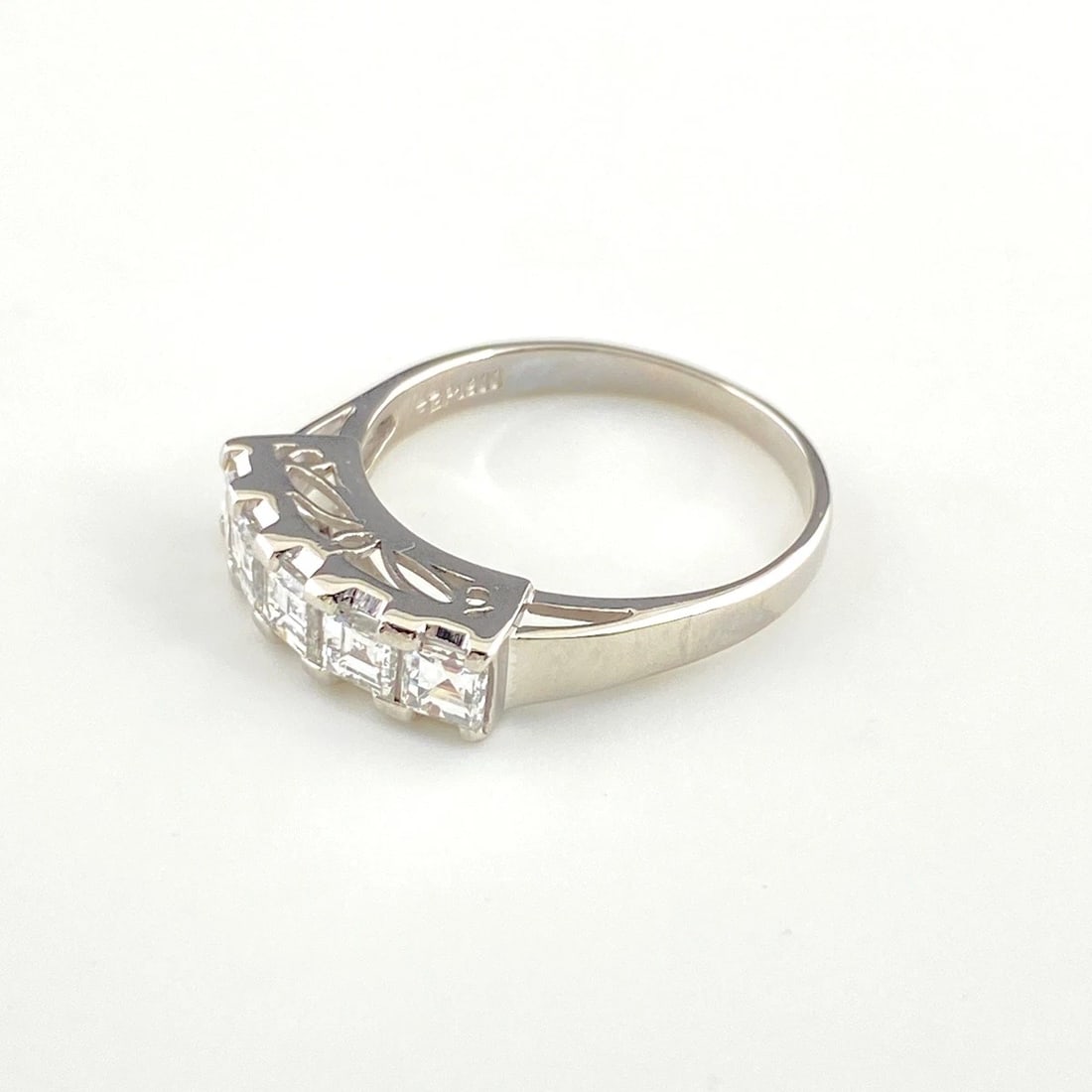MELEE DIAMOND DESIGN RING PLATINUM: Melee diamond design Ring Platinum Brand: Unbranded Type: Ring Material: Pt900, Color: Platinum Size: US 6.5 to 7 Accessories: None Accessories Notice: When purchasing pre-owned goods, please