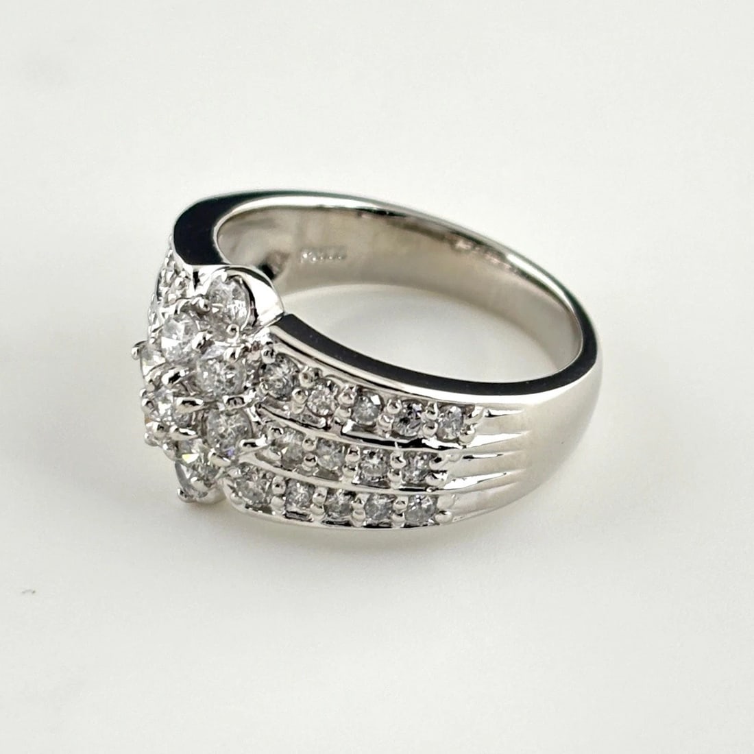 MELEE DIAMOND DESIGN RING PLATINUM: Melee diamond design Ring Platinum Brand: Unbranded Type: Ring Material: Pt900, Color: Platinum Size: US 6.5 to 7 Accessories: None Accessories Notice: When purchasing pre-owned goods, please