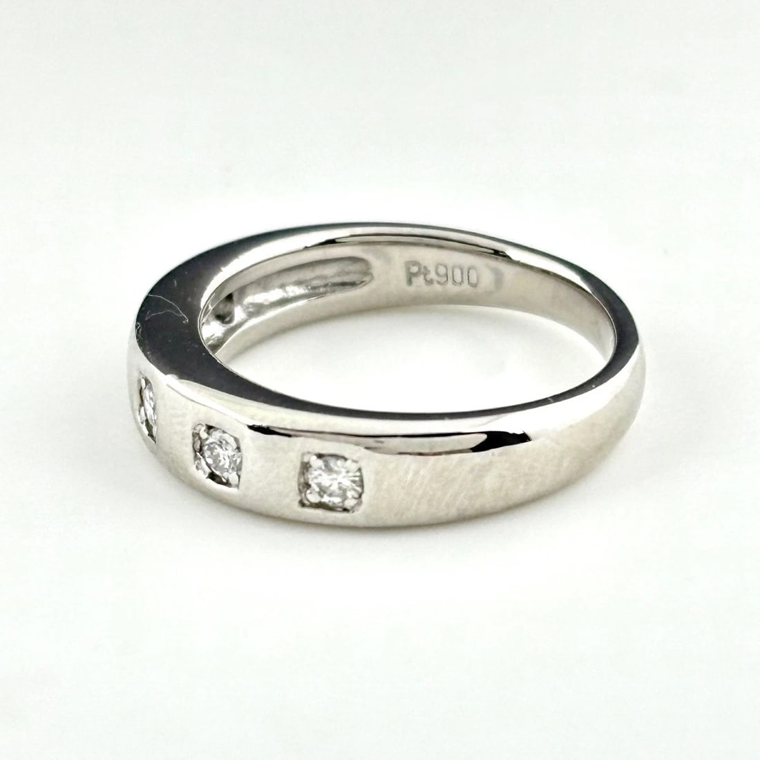 MELEE DIAMOND DESIGN RING PLATINUM: Melee diamond design Ring Platinum Brand: Unbranded Type: Ring Material: Pt900, Color: Platinum Size: US 4.5 to 5 Accessories: None Accessories Notice: When purchasing pre-owned goods, ple