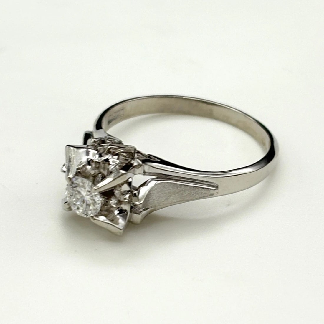 DIAMOND DESIGN RING PLATINUM: diamond design Ring Platinum Brand: Unbranded Type: Ring Material: Pt900, Color: Platinum Size: US 6.5 to 7 Accessories: None Accessories Notice: When purchasing pre-owned goods, please refer