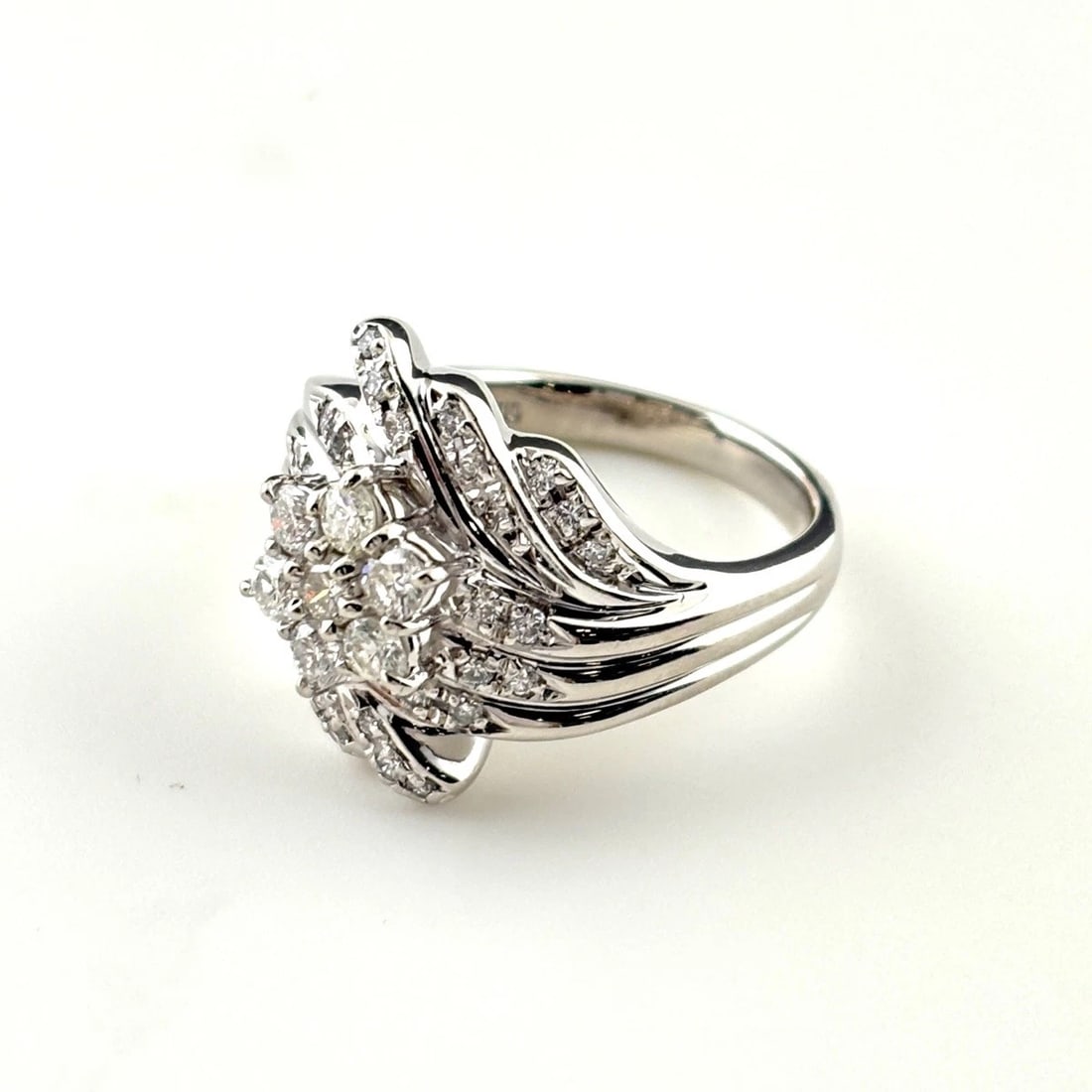 MELEE DIAMOND DESIGN RING PLATINUM: Melee diamond design Ring Platinum Brand: Unbranded Type: Ring Material: Pt900, Color: Platinum Size: US 8.5 Accessories: None Accessories Notice: When purchasing pre-owned goods, please