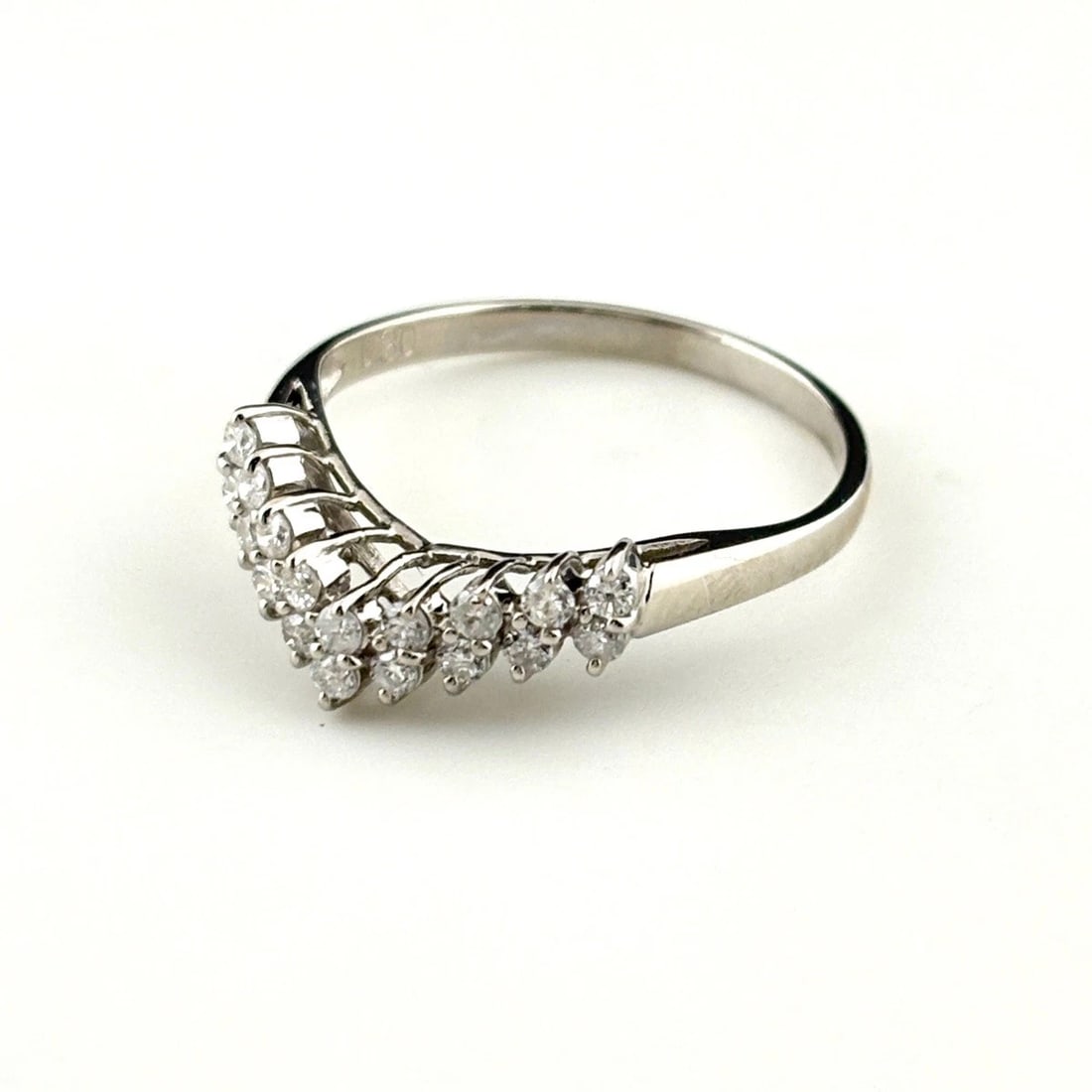 MELEE DIAMOND DESIGN RING PLATINUM: Melee diamond design Ring Platinum Brand: Unbranded Type: Ring Material: Pt900, Color: Platinum Size: US 6.5 to 7 Accessories: None Accessories Notice: When purchasing pre-owned goods, please