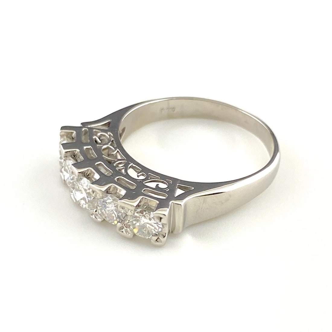 MELEE DIAMOND DESIGN RING PLATINUM: Melee diamond design Ring Platinum Brand: Unbranded Type: Ring Material: Pt900, Main Stone/Creation Natural Color: Platinum Size: US 7 to 7.5 Accessories: None Accessories Notice: When