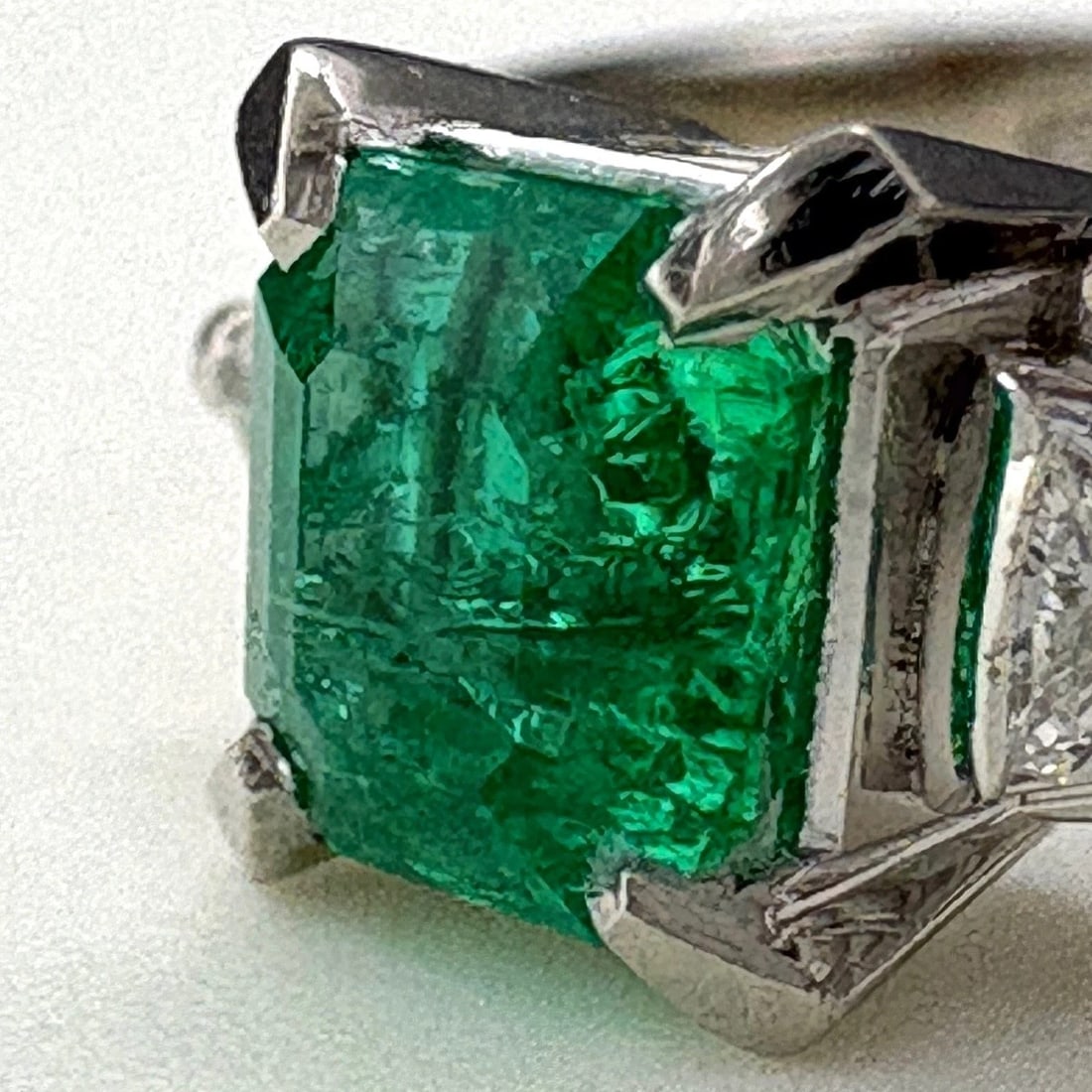 EMERALD DESIGN RING PLATINUM MELEE DIAMOND: emerald design Ring Platinum Melee diamond Brand: Unbranded Type: Ring Material: Pt900, Main Stone/Creation Emerald diamond Color: Platinum Size: US 7 to 7.5 Accessories: None Accessories