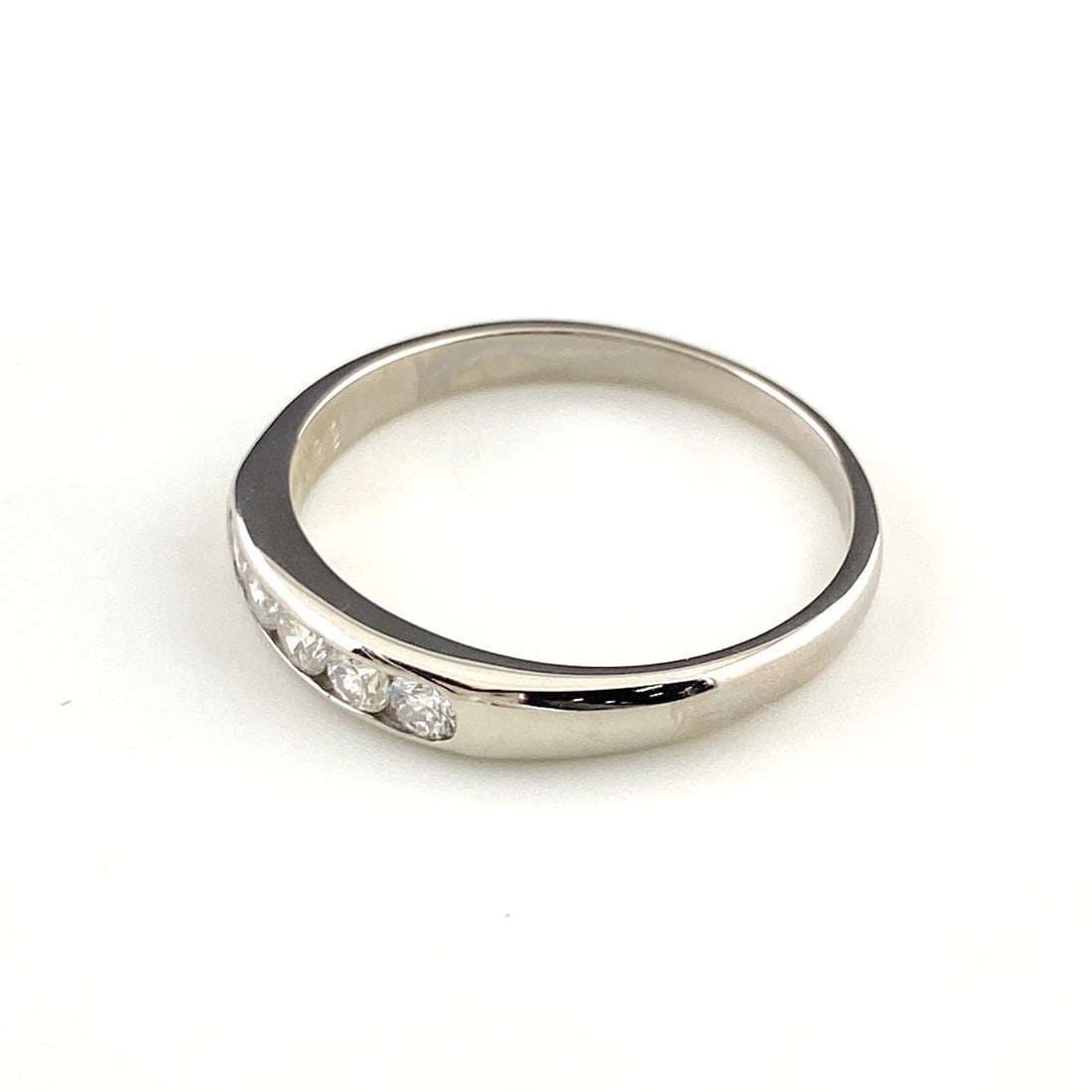 MELEE DIAMOND DESIGN RING PLATINUM: Melee diamond design Ring Platinum Brand: Unbranded Type: Ring Material: Pt900, Color: Platinum Size: US 8 Accessories: None Accessories Notice: When purchasing pre-owned goods, please ref