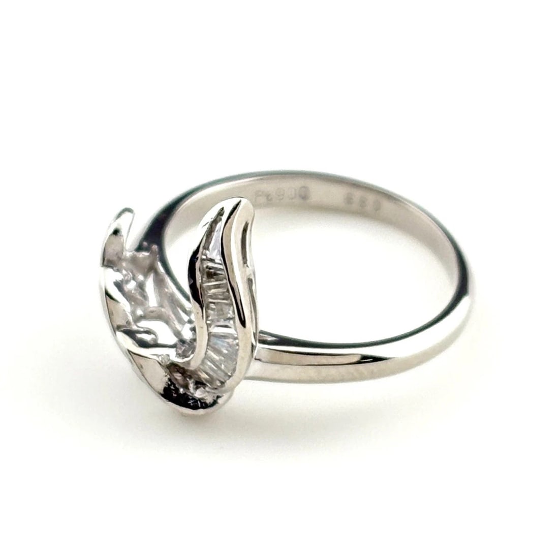 MELEE DIAMOND DESIGN RING PLATINUM: Melee diamond design Ring Platinum Brand: Unbranded Type: Ring Material: Pt900, Color: Platinum Size: US 6 Accessories: None Accessories Notice: When purchasing pre-owned goods, please refer