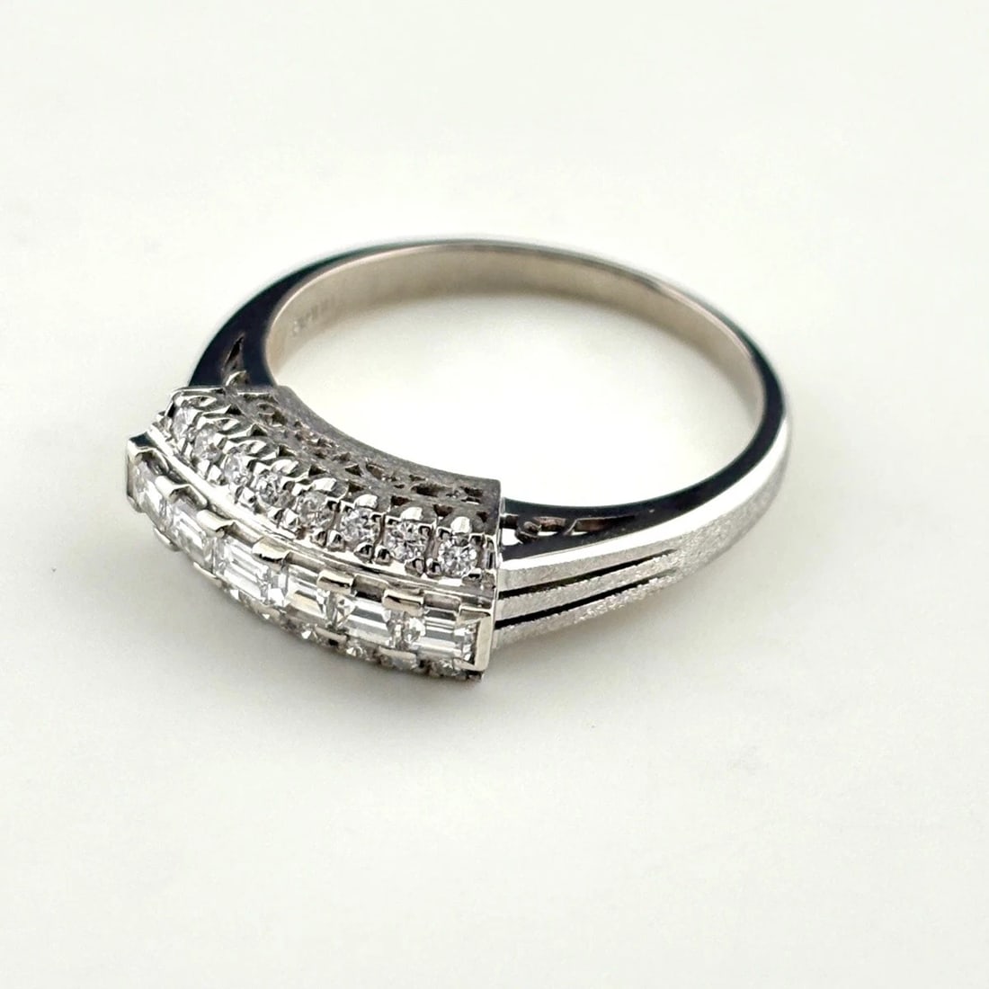 MELEE DIAMOND DESIGN RING PLATINUM: Melee diamond design Ring Platinum Brand: Unbranded Type: Ring Material: Pt900, Color: Platinum Size: US 8 to 8.5 Accessories: None Accessories Notice: When purchasing pre-owned goods, ple