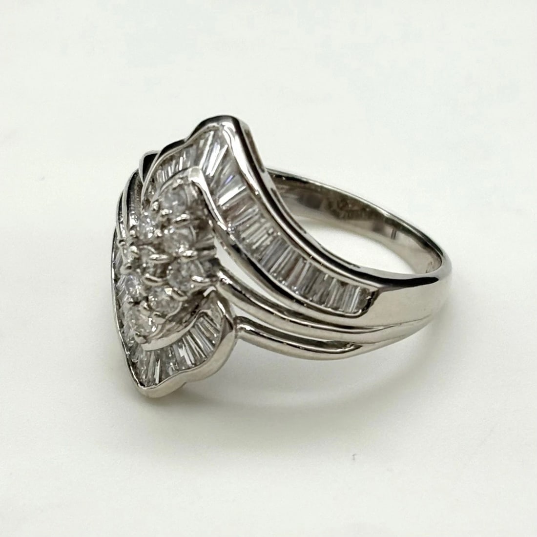 MELEE DIAMOND DESIGN RING PLATINUM: Melee diamond design Ring Platinum Brand: Unbranded Type: Ring Material: Pt900, Color: Platinum Size: US 6.5 to 7 Accessories: None Accessories Notice: When purchasing pre-owned goods, please