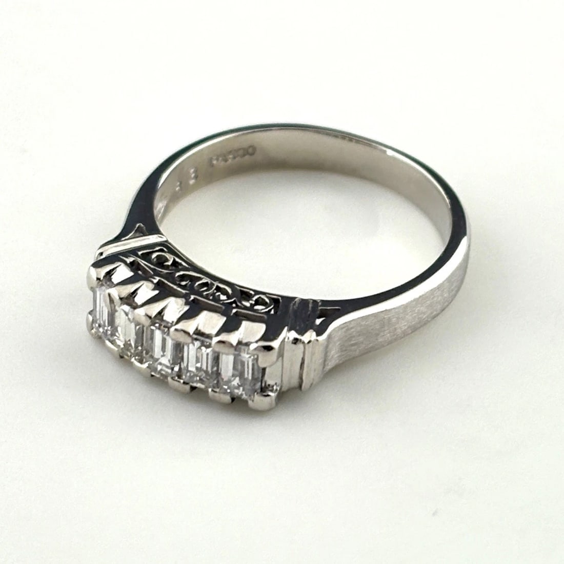 MELEE DIAMOND DESIGN RING PLATINUM: Melee diamond design Ring Platinum Brand: Unbranded Type: Ring Material: Pt900, Color: Platinum Size: US 5.5 to 6 Accessories: None Accessories Notice: When purchasing pre-owned goods, please