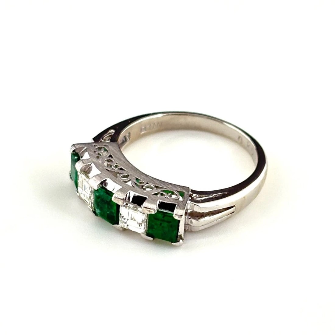 EMERALD DESIGN RING PLATINUM MELEE DIAMOND: emerald design Ring Platinum Melee diamond Brand: Unbranded Type: Ring Material: Pt900, Main Stone/Creation Emerald diamond Color: Platinum Size: US 4.5 to 5 Accessories: None Accessories