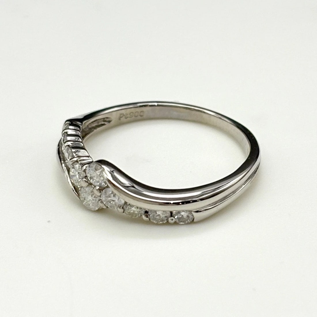 MELEE DIAMOND DESIGN RING PLATINUM: Melee diamond design Ring Platinum Brand: Unbranded Type: Ring Material: Pt900, Color: Platinum Size: US 6.5 to 7 Accessories: None Accessories Notice: When purchasing pre-owned goods, please