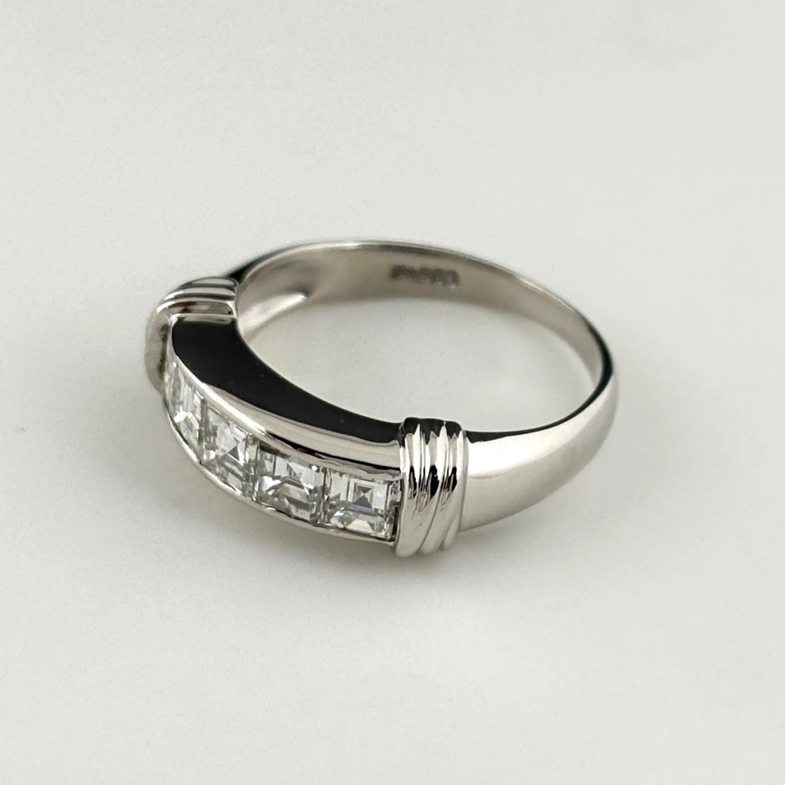 MELEE DIAMOND DESIGN RING PLATINUM: Melee diamond design Ring Platinum Brand: Unbranded Type: Ring Material: Pt900, Color: Platinum Size: US 5 to 5.5 Accessories: None Accessories Notice: When purchasing pre-owned goods, please