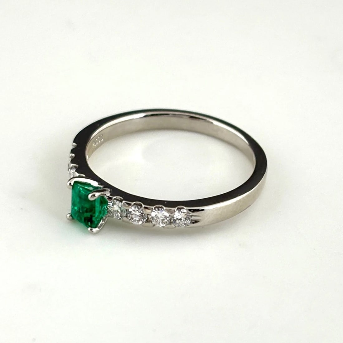 EMERALD DESIGN RING PLATINUM MELEE DIAMOND: emerald design Ring Platinum Melee diamond Brand: Unbranded Type: Ring Material: Pt900, Main Stone/Creation Emerald diamond Color: Platinum Size: US 7.5 to 8 Accessories: None Accessories
