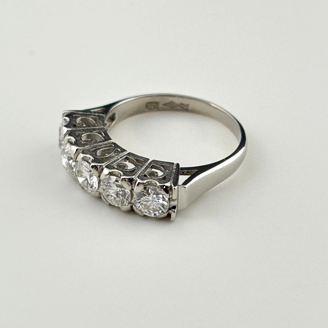 MELEE DIAMOND DESIGN RING PLATINUM: Melee diamond design Ring Platinum Brand: Unbranded Type: Ring Material: Pt900, Color: Platinum Size: US 5 Accessories: None Accessories Notice: When purchasing pre-owned goods, please refer