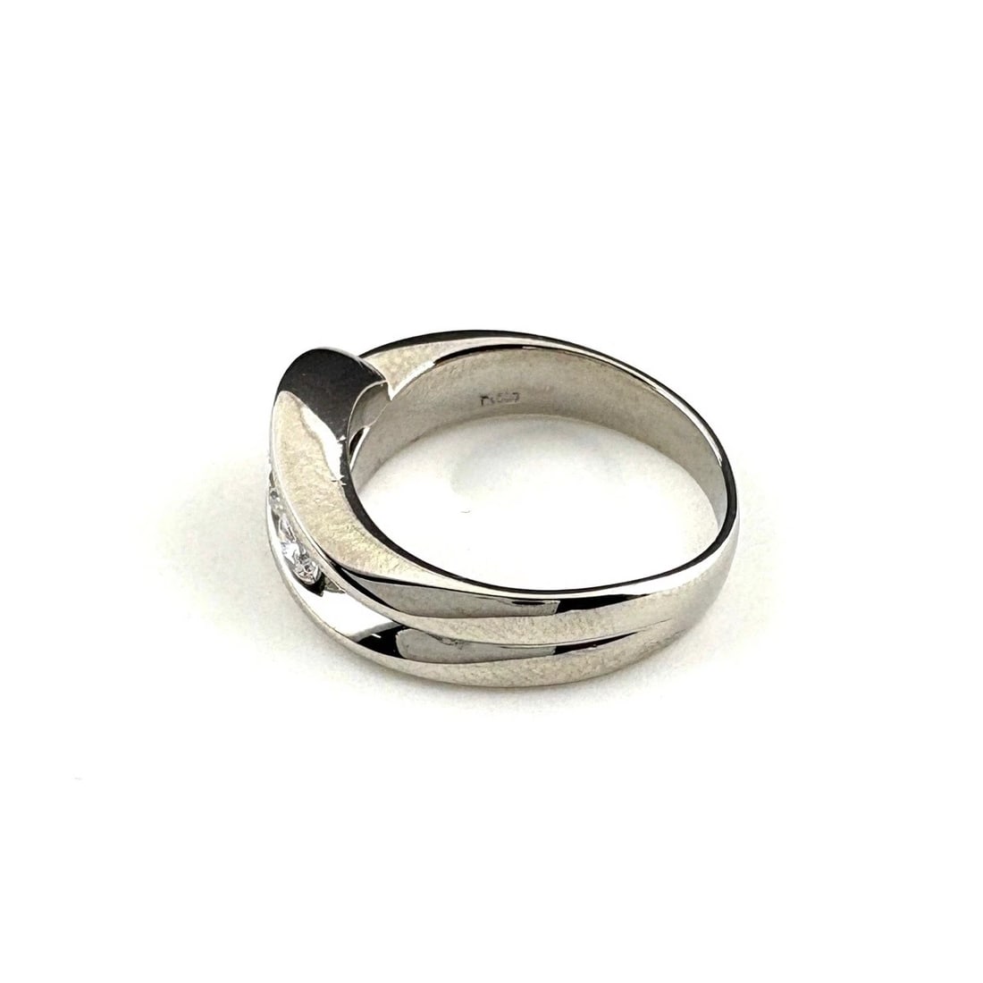 MELEE DIAMOND DESIGN RING PLATINUM: Melee diamond design Ring Platinum Brand: Unbranded Type: Ring Material: Pt900, Color: Platinum Size: US 5 Accessories: None Accessories Notice: When purchasing pre-owned goods, please refer