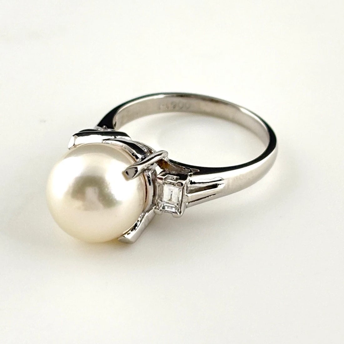 PEARL DESIGN RING PLATINUM MELEE DIAMOND: pearl design Ring Platinum Melee diamond Brand: Unbranded Type: Ring Material: Pt900, Color: Platinum Size: US 5 Accessories: None Accessories Notice: When purchasing pre-owned goods, please