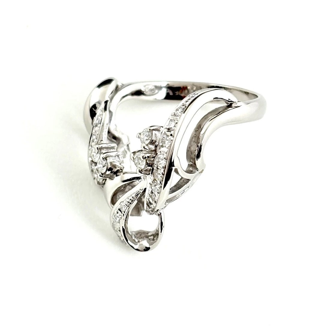 MELEE DIAMOND DESIGN RING PLATINUM: Melee diamond design Ring Platinum Brand: Unbranded Type: Ring Material: Pt900, Color: Platinum Size: US 6 Accessories: None Accessories Notice: When purchasing pre-owned goods, please refer