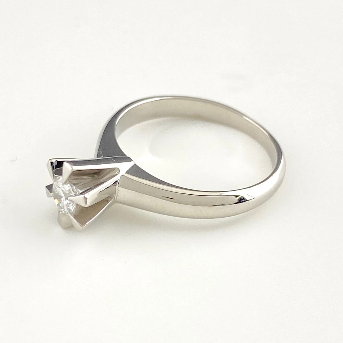 DIAMOND DESIGN RING PLATINUM RING: diamond design Ring Platinum Ring Brand: Unbranded Type: Ring Material: Pt900, Color: Platinum Size: US 5 Accessories: None Accessories Notice: When purchasing pre-owned goods, please refe