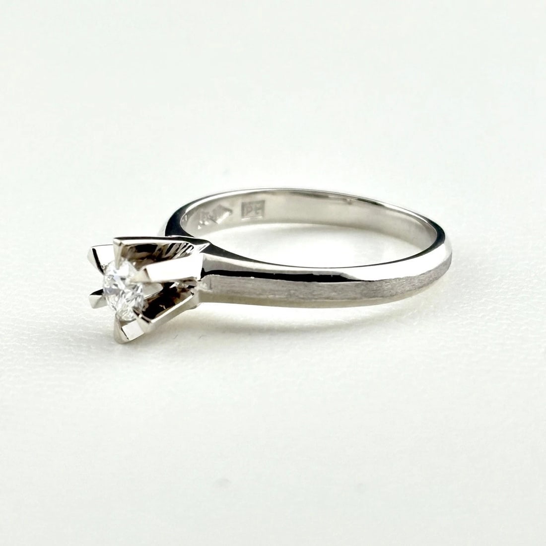 DIAMOND DESIGN RING PLATINUM RING: diamond design Ring Platinum Ring Brand: Unbranded Type: Ring Material: Pt900, Color: Platinum Size: US 5 Accessories: None Accessories Notice: When purchasing pre-owned goods, please refe