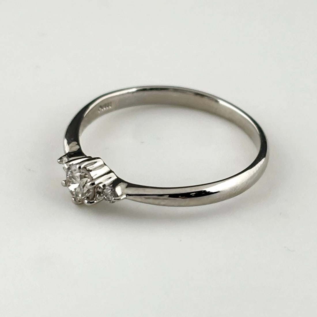 MELEE DIAMOND DESIGN RING PLATINUM: Melee diamond design Ring Platinum Brand: Unbranded Type: Ring Material: Pt900, Color: Platinum Size: US 6 Accessories: None Accessories Notice: When purchasing pre-owned goods, please refer