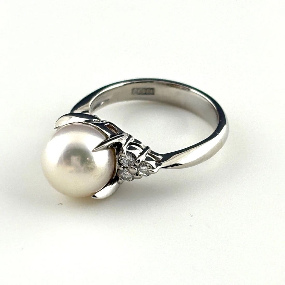 PEARL DESIGN RING PLATINUM MELEE DIAMOND: pearl design Ring Platinum Melee diamond Brand: Unbranded Type: Ring Material: Pt900, Main Stone/Creation Pearl diamond Color: Platinum Size: US 5 Accessories: None Accessories Notice: When