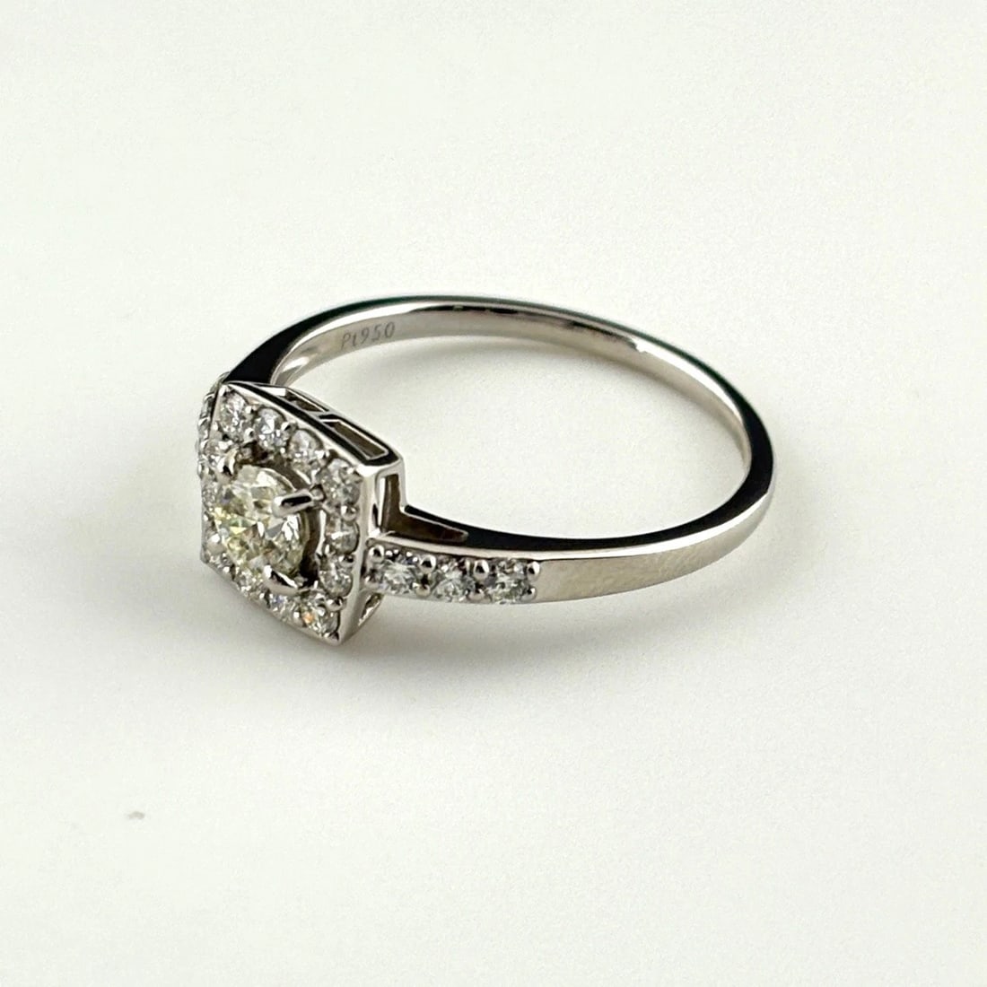 MELEE DIAMOND DESIGN RING PLATINUM: Melee diamond design Ring Platinum Brand: Unbranded Type: Ring Material: Pt950, Color: Platinum Size: US 7.5 to 8 Accessories: None Accessories Notice: When purchasing pre-owned goods, please