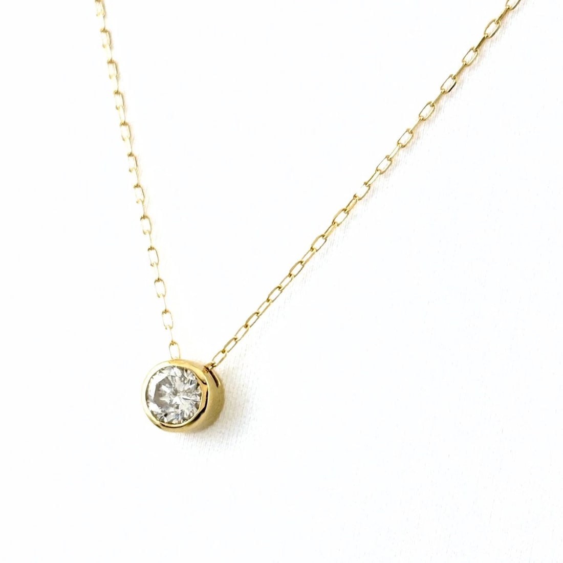 DIAMOND DESIGN NECKLACE YG YELLOWGOLD: Diamond design necklace YG YellowGold Brand: Unbranded Type: Necklace Material: 18K, Color: Yellow Gold Size: Chain 40cm(15.7") Pendant size 5.3×5.3mm(0.2") Accessories: None Accessories