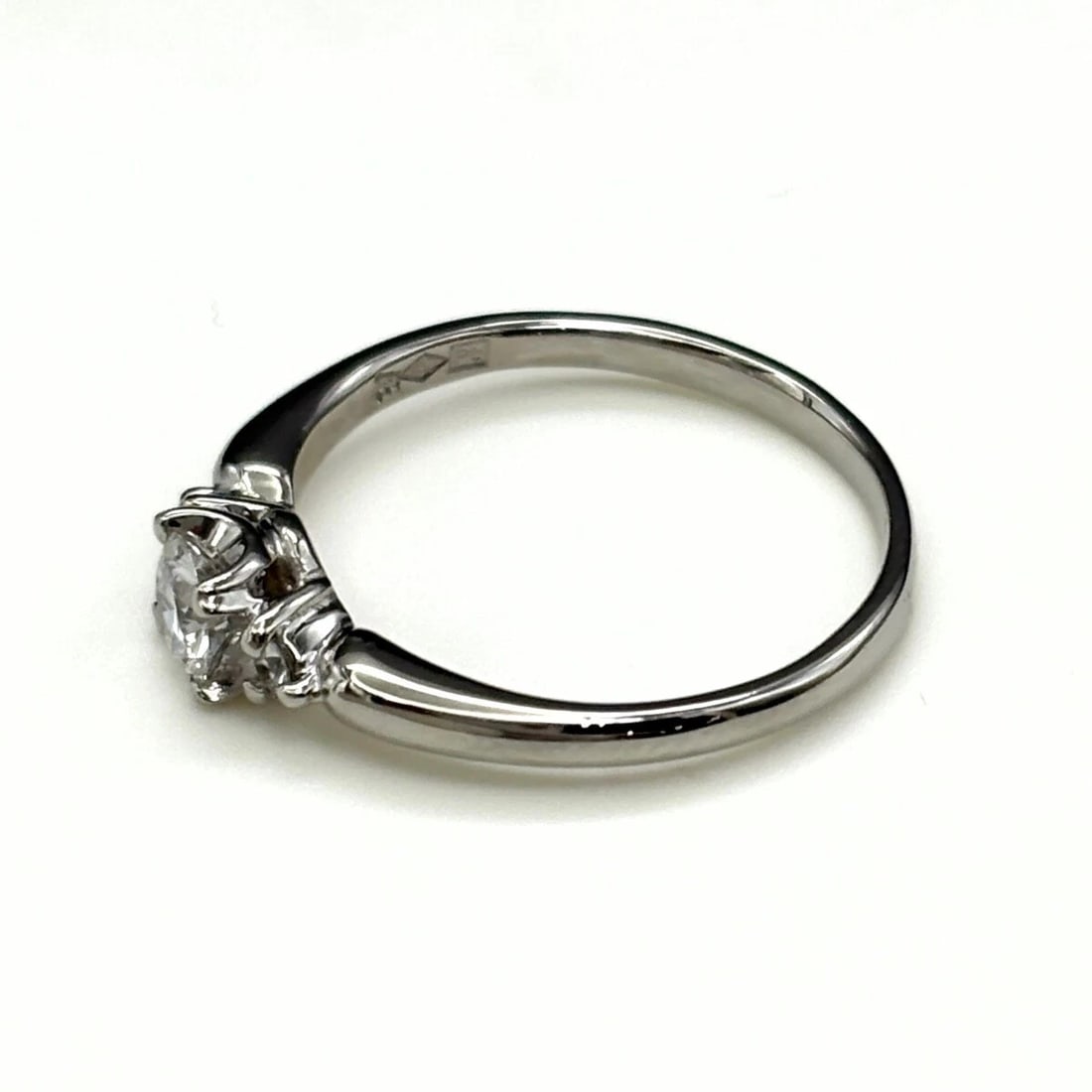 DIAMOND DESIGN RING PLATINUM RING: diamond design Ring Platinum ring Brand: Unbranded Type: Ring Material: Pt900, Color: Platinum Size: US 5.5 Accessories: None Accessories Notice: When purchasing pre-owned goods, please re