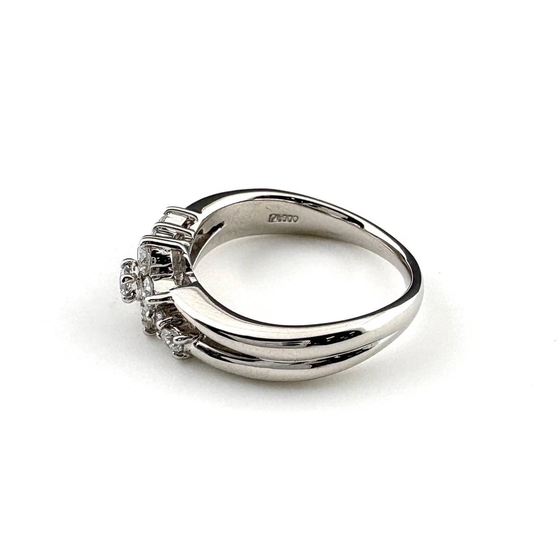 MELEE DIAMOND DESIGN RING PLATINUM: Melee diamond design Ring Platinum Brand: Unbranded Type: Ring Material: Pt900, Color: Platinum Size: US 6 Accessories: None Accessories Notice: When purchasing pre-owned goods, please ref