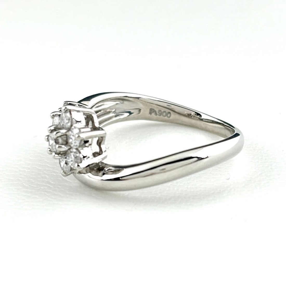 MELEE DIAMOND DESIGN RING PLATINUM: Melee diamond design Ring Platinum Brand: Unbranded Type: Ring Material: Pt900, Color: Platinum Size: US 6.5 Accessories: None Accessories Notice: When purchasing pre-owned goods, please